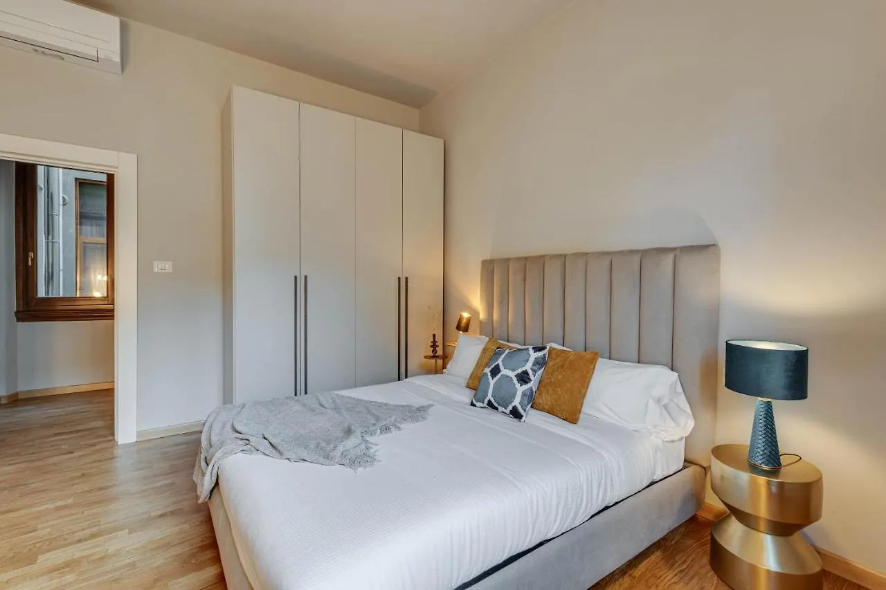Apartments Florence - Santo Stefano'S Mirror 0*,